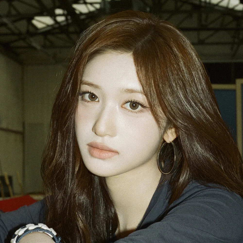 Leeseo (IVE) official profile portrait