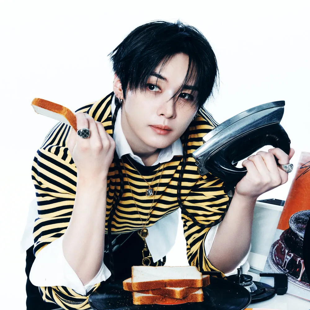 Lee Know (Stray Kids) official profile portrait