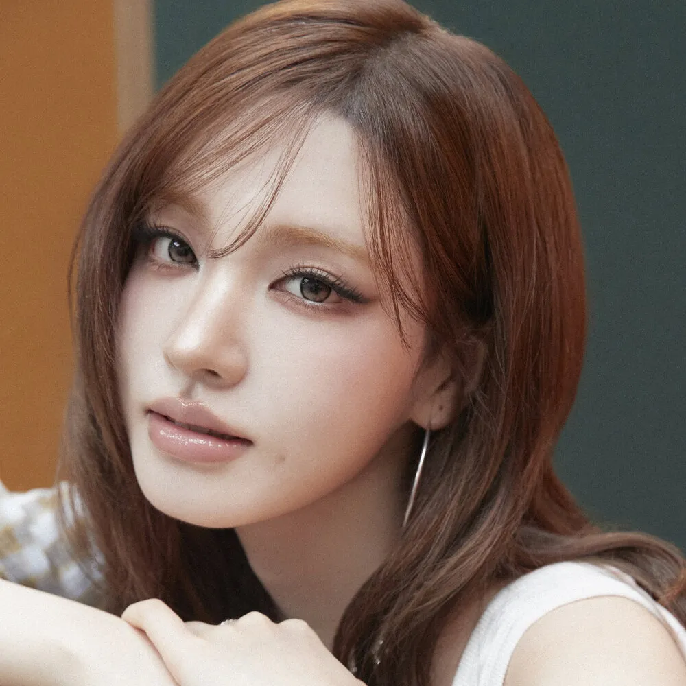 Liz (IVE) official profile portrait
